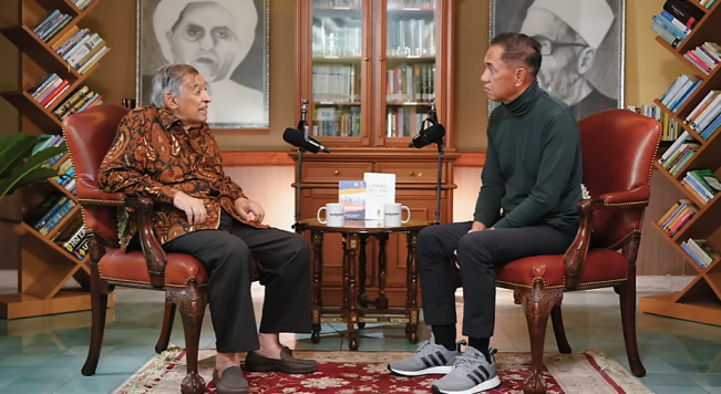 Prof Quraish Shihab dan Gita Wirjawan. (YouTube)